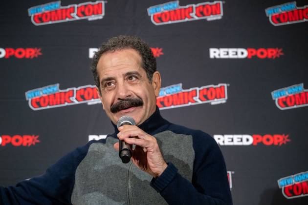October 11, 2026, New York, New York, United States: Tony Shalhoub speaks at a panel discussion for CBS s new crime-solving drama EINSTEIN!.during New York Comic Con 2026 at The Jacob K. Javits Convention Center on October 11, 2026 in New York City. New York United States - ZUMAs197 20261011_aaa_s197_418 Copyright: xRonxAdarx