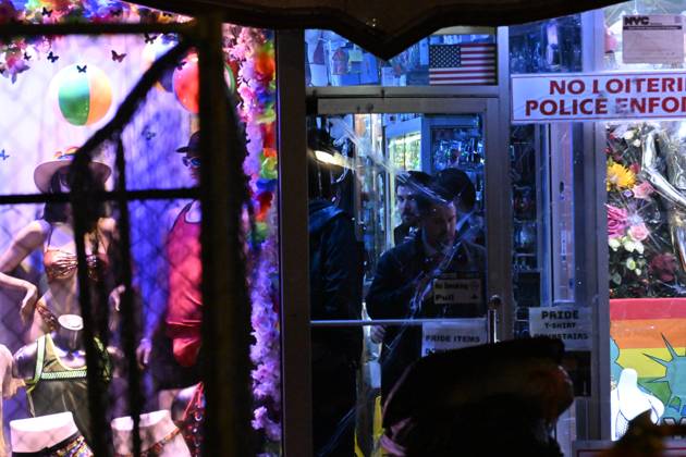 Man Killed After Assault Near Rainbow Station Sex Shop In Manhattan New York - 11 October 2026 NYPD officers work the scene outside Rainbow Station sex shop on 8th Avenue where a man died after reportedly being assaulted within the confines of the 10th precinct in Manhattan, New York, United States on Sunday, October 11, 2026. Sunday evening at approximately 9:10 pm the incident took place. Clothing, shoes and blood were discovered at the scene. The victim was taken to Bellevue Hospital where he was pronounced dead. There are no arrests and the investigation is ongoing by the NYPD. Manhattan United States Copyright: xKylexMazzax xSOPAxImagesx Kyle-Mazza-1458101