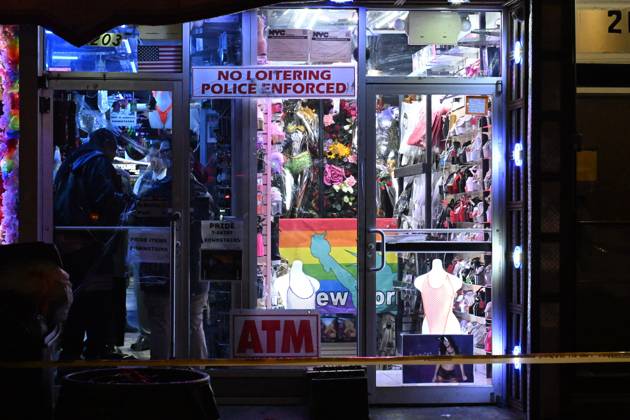 Man Killed After Assault Near Rainbow Station Sex Shop In Manhattan New York - 11 October 2026 NYPD officers work the scene outside Rainbow Station sex shop on 8th Avenue where a man died after reportedly being assaulted within the confines of the 10th precinct in Manhattan, New York, United States on Sunday, October 11, 2026. Sunday evening at approximately 9:10 pm the incident took place. Clothing, shoes and blood were discovered at the scene. The victim was taken to Bellevue Hospital where he was pronounced dead. There are no arrests and the investigation is ongoing by the NYPD. Manhattan United States Copyright: xKylexMazzax xSOPAxImagesx Kyle-Mazza-1458105