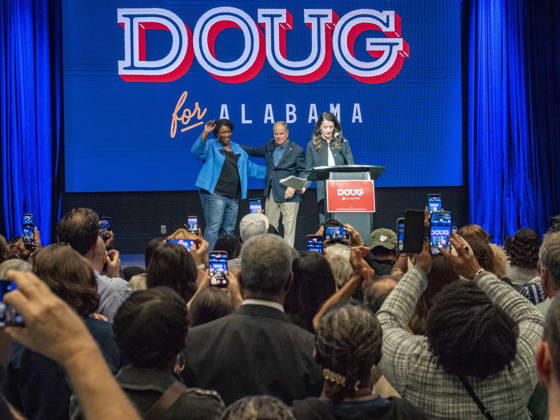 October 11, 2026, Huntsville, Alabama, USA: Alabama Democratic gubernatorial candidate DOUG JONES and his wife LOUISE JONES welcome former Georgia House of Representatives minority leader STACEY ABRAMS before she speaks on behalf of Jones candidacy. Huntsville USA - ZUMAd155 20261011_znp_d155_021 Copyright: xSuexDorfmanx
