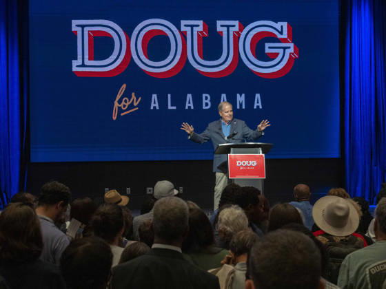 October 11, 2026, Huntsville, Alabama, USA: Former Alabama Senator DOUG JONES (D) holds a rally as he seeks to become Alabama s first Democratic governor since 2003. Huntsville USA - ZUMAd155 20261011_znp_d155_045 Copyright: xSuexDorfmanx
