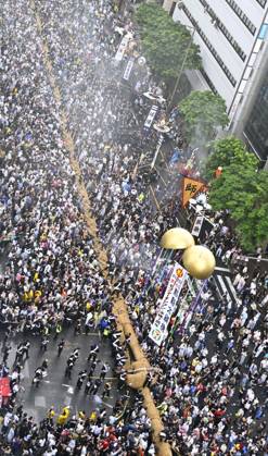 News Bilder des Tages #2 Tug-of-war festival in Okinawa People pull a 160-meter rope weighing 30 tons during Okinawa Prefecture s traditional tug-of-war festival in the prefectural capital Naha on Oct. 11, 2026.  A14AA0005630625P