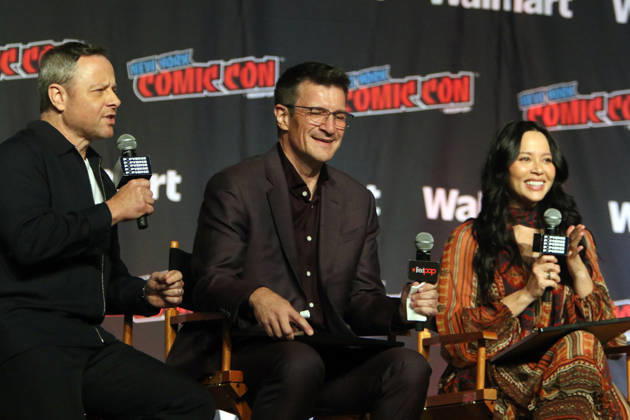 NEW YORK, NY- OCTOBER 11: Alexi Hawley, Nathan Fillion and Melissa O™Neil pictured at The Rookie panel during New York Comic Con 2026 at Javits Center on October 11, 2026 in New York City. Copyright: xRWx