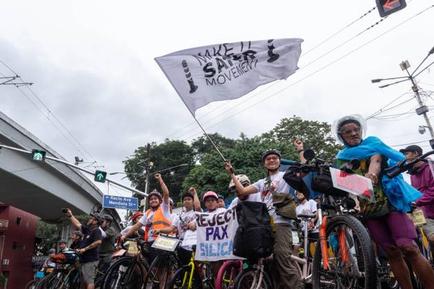 Cyclists Protest US-Led Pax Silica Initiative MANILA, PHILIPPINES - OCTOBER 12, 2026: A bike ride was led by local cyclists, along with environmental advocates, in condemnation of the US-led Pax Silica Initiative that participants say will destroy the livelihoods of local farming communities, displace local indigenous communities, and consume tremendous amounts of water that would have otherwise be utilized by local Filipinos. The route started in the Quezon City Hall and ended in the Bonifacio Shrine where the closing program was held with each sector that participated in the bike ride expressing their message of solidarity to the cause. Multiple stops where held in front of the office of the Department of Environment and Natural Resources Copyright: x xCharlesxEdmonxS.xPerezx xJNAxPressx
