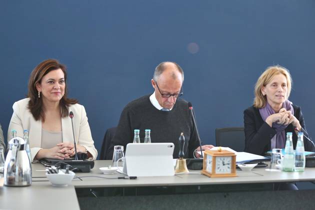 Berlin, Deutschland, 12.10.2026: Konrad-Adenauer-Haus: CDU-Bundesvorstandssitzung: Generalsekretärin Franziska Hoppermann (CDU), Bundeskanzler Friedrich Merz (CDU) und Bundesministerin für Bildung, Familie, Senioren, Frauen und Jugend Karin Prien (CDU) Copyright: xdtsxNachrichtenagenturx dts_138226