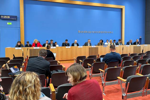 Berlin, Deutschland, 12.10.2026: Bundespressekonferenz: Regierungspressekonferenz: L-R unter anderem: Kira Nübel (BMG), Susanne Ungrad (BMWE), Maximilian Kall (BMF), Mitko Müller (BMVg), Josef Hinterseher (AA), Stefan Kornelius (BPA), Katharina Hamberger (BPK), Elena Singer (BMI), Nicolas Limmer (BMJV), Tim Stoltenberg (BMAS), Tom Schwarzer (BMUKN) Copyright: xdtsxNachrichtenagenturx dts_138230
