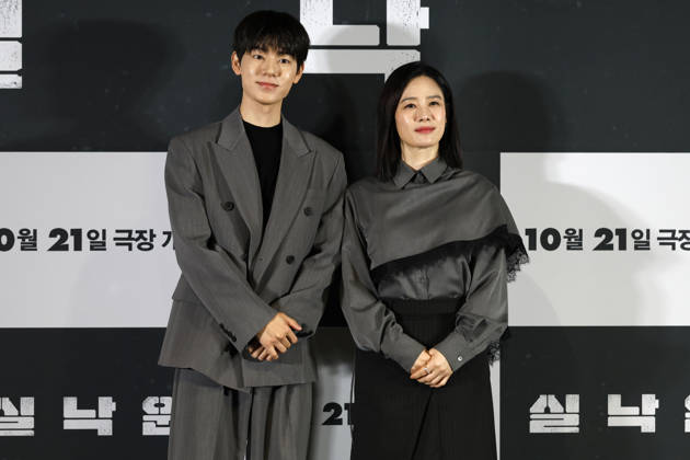 ˜Paradise Lost™ director, cast attend press conference in Seoul South Korean actors Bae Hyun-sung (L) and Kim Hyun-joo pose for photos during a media press conference for the movie Paradise Lost in Seoul, South Korea, on October 12, 2026. The psychological thriller film follows a mother who copes with loss through an AI version of her missing son, only to face confusion and tension when her real son mysteriously reappears after nine years. Seoul South Korea  Copyright: xMatrixxImagesx xJungxUi-Chelx