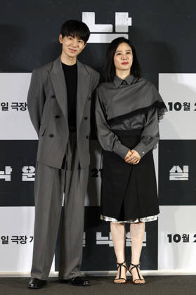 ˜Paradise Lost™ director, cast attend press conference in Seoul South Korean actors Bae Hyun-sung (L) and Kim Hyun-joo pose for photos during a media press conference for the movie Paradise Lost in Seoul, South Korea, on October 12, 2026. The psychological thriller film follows a mother who copes with loss through an AI version of her missing son, only to face confusion and tension when her real son mysteriously reappears after nine years. Seoul South Korea  Copyright: xMatrixxImagesx xJungxUi-Chelx