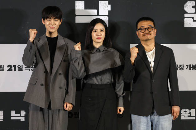 ˜Paradise Lost™ director, cast attend press conference in Seoul (L-R) South Korean actors Bae Hyun-sung and Kim Hyun-joo, along with film director Yeon Sang-ho, pose for photos during a media press conference for the movie Paradise Lost in Seoul, South Korea, on October 12, 2026. The psychological thriller film follows a mother who copes with loss through an AI version of her missing son, only to face confusion and tension when her real son mysteriously reappears after nine years. Seoul South Korea  Copyright: xMatrixxImagesx xJungxUi-Chelx