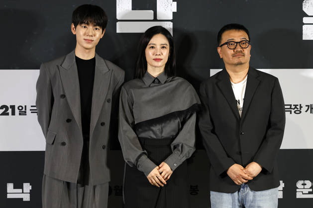 ˜Paradise Lost™ director, cast attend press conference in Seoul (L-R) South Korean actors Bae Hyun-sung and Kim Hyun-joo, along with film director Yeon Sang-ho, pose for photos during a media press conference for the movie Paradise Lost in Seoul, South Korea, on October 12, 2026. The psychological thriller film follows a mother who copes with loss through an AI version of her missing son, only to face confusion and tension when her real son mysteriously reappears after nine years. Seoul South Korea  Copyright: xMatrixxImagesx xJungxUi-Chelx