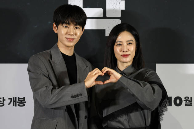 ˜Paradise Lost™ director, cast attend press conference in Seoul South Korean actors Bae Hyun-sung (L) and Kim Hyun-joo pose for photos during a media press conference for the movie Paradise Lost in Seoul, South Korea, on October 12, 2026. The psychological thriller film follows a mother who copes with loss through an AI version of her missing son, only to face confusion and tension when her real son mysteriously reappears after nine years. Seoul South Korea  Copyright: xMatrixxImagesx xJungxUi-Chelx