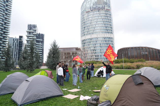 RECORD DATE NOT STATED IPA89591449 - Milan, October 12, 2026: Tents at the Biblioteca degli Alberi: University students from the Unione degli Universitari (UDU) are camping out to protest the high cost of living and skyrocketing rents  Copyright: xx xDuilioxPiaggesix IPA89591449.jpeg