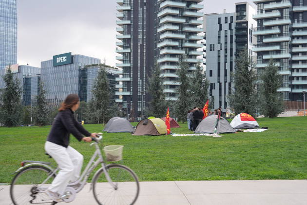 RECORD DATE NOT STATED IPA89591373 - Milan, October 12, 2026: Tents at the Biblioteca degli Alberi: University students from the Unione degli Universitari (UDU) are camping out to protest the high cost of living and skyrocketing rents  Copyright: xx xDuilioxPiaggesix IPA89591373.jpeg