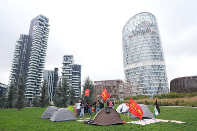 RECORD DATE NOT STATED IPA89591398 - Milan, October 12, 2026: Tents at the Biblioteca degli Alberi: University students from the Unione degli Universitari (UDU) are camping out to protest the high cost of living and skyrocketing rents  Copyright: xx xDuilioxPiaggesix IPA89591398.jpeg