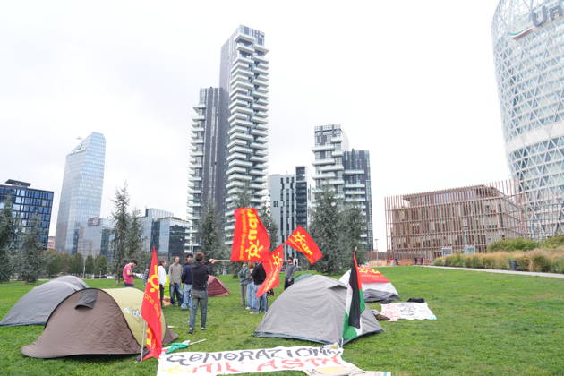 RECORD DATE NOT STATED IPA89591417 - Milan, October 12, 2026: Tents at the Biblioteca degli Alberi: University students from the Unione degli Universitari (UDU) are camping out to protest the high cost of living and skyrocketing rents  Copyright: xx xDuilioxPiaggesix IPA89591417.jpeg