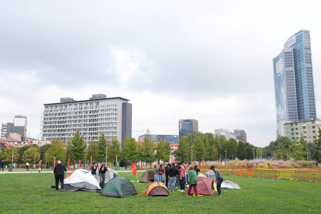 RECORD DATE NOT STATED IPA89591464 - Milan, October 12, 2026: Tents at the Biblioteca degli Alberi: University students from the Unione degli Universitari (UDU) are camping out to protest the high cost of living and skyrocketing rents  Copyright: xx xDuilioxPiaggesix IPA89591464.jpeg
