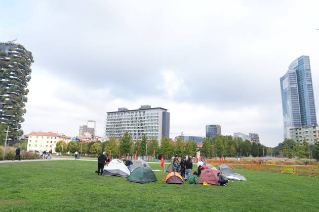 RECORD DATE NOT STATED IPA89591470 - Milan, October 12, 2026: Tents at the Biblioteca degli Alberi: University students from the Unione degli Universitari (UDU) are camping out to protest the high cost of living and skyrocketing rents  Copyright: xx xDuilioxPiaggesix IPA89591470.jpeg