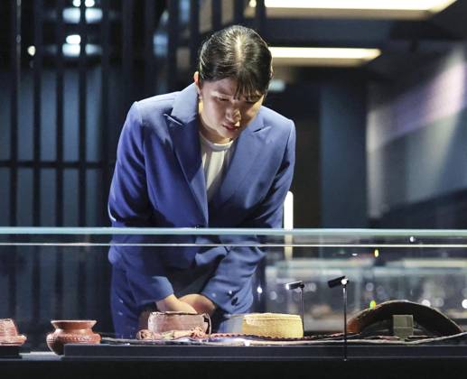 Princess Aiko in Aomori Pref. Japanese Princess Aiko looks at Jomon-era archaeological items during a visit to Korekawa Archaeological Institution in Hachinohe in Aomori Prefecture, northeastern Japan, on Oct. 12, 2026. (Pool photo)  A14AA0005630668P
