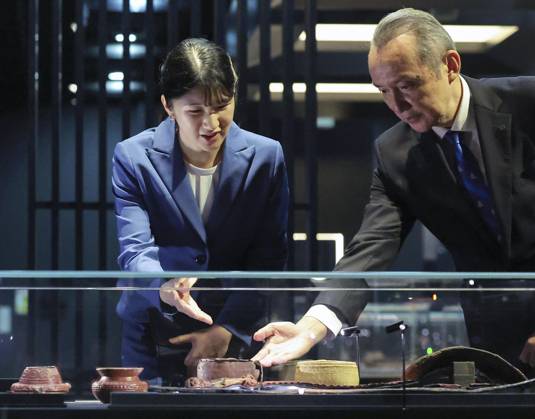 Princess Aiko in Aomori Pref. Japanese Princess Aiko looks at Jomon-era archaeological items during a visit to Korekawa Archaeological Institution in Hachinohe in Aomori Prefecture, northeastern Japan, on Oct. 12, 2026. (Pool photo)  A14AA0005630669P