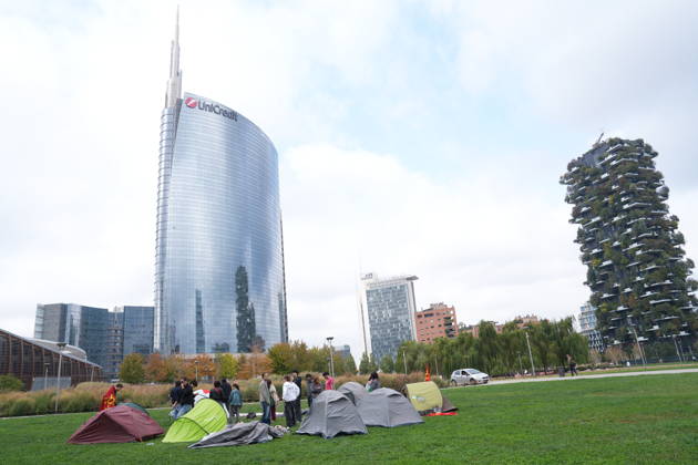 RECORD DATE NOT STATED IPA89591430 - Milan, October 12, 2026: Tents at the Biblioteca degli Alberi: University students from the Unione degli Universitari (UDU) are camping out to protest the high cost of living and skyrocketing rents  Copyright: xx xDuilioxPiaggesix IPA89591430.jpeg
