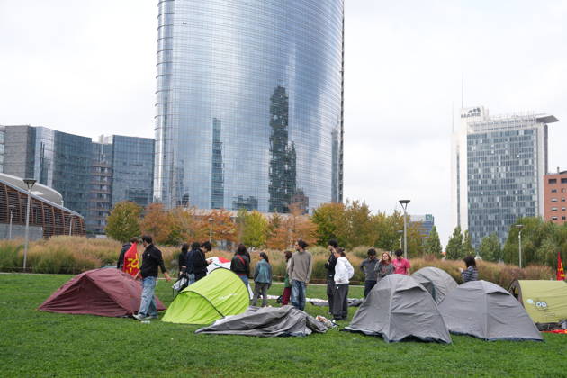 RECORD DATE NOT STATED IPA89591437 - Milan, October 12, 2026: Tents at the Biblioteca degli Alberi: University students from the Unione degli Universitari (UDU) are camping out to protest the high cost of living and skyrocketing rents  Copyright: xx xDuilioxPiaggesix IPA89591437.jpeg