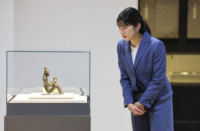 Princess Aiko in Aomori Pref. Japanese Princess Aiko looks at a Jomon-era clay figurine during a visit to Korekawa Archaeological Institution in Hachinohe in Aomori Prefecture, northeastern Japan, on Oct. 12, 2026. (Pool photo)  A14AA0005630678P