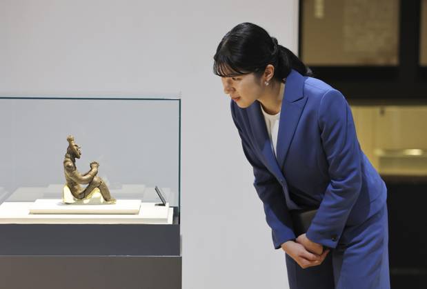 Princess Aiko in Aomori Pref. Japanese Princess Aiko looks at a Jomon-era clay figurine during a visit to Korekawa Archaeological Institution in Hachinohe in Aomori Prefecture, northeastern Japan, on Oct. 12, 2026. (Pool photo)  A14AA0005630679P