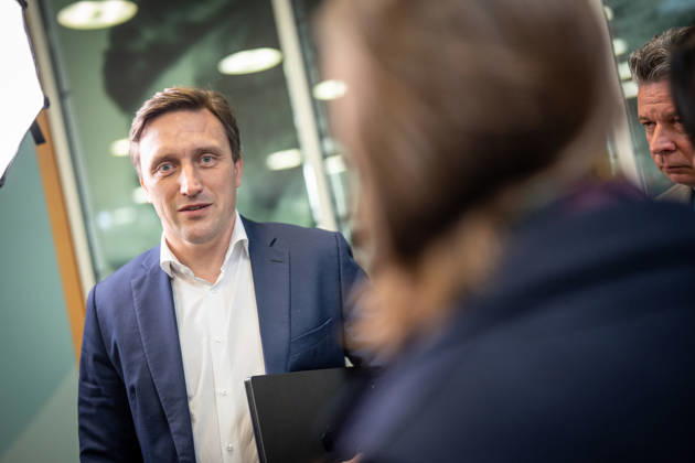 Sebastian Lechner, Landesvorsitzender CDU Niedersachsen, im Gespräch mit Journalisten im Konrad-Adenauer-Haus am Rande der Präsidiumsklausur;Präsidiumsklausurtagung der CDU Deutschlands in Berlin, Oktober 2026, Berlin Berlin Deutschland Konrad-Adenauer-Haus