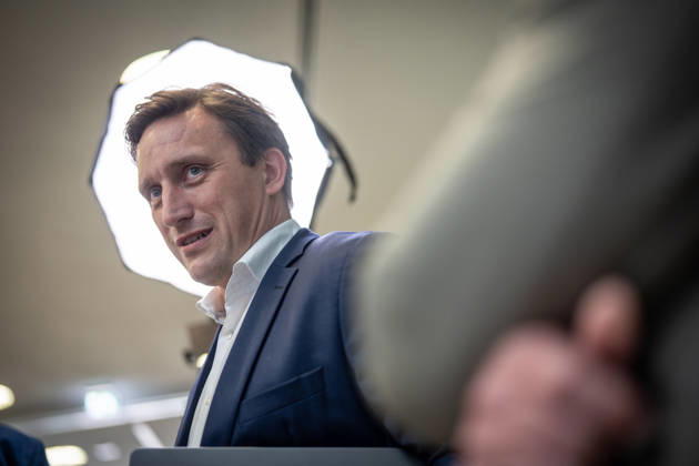 Sebastian Lechner, Landesvorsitzender CDU Niedersachsen, im Gespräch mit Journalisten im Konrad-Adenauer-Haus am Rande der Präsidiumsklausur;Präsidiumsklausurtagung der CDU Deutschlands in Berlin, Oktober 2026, Berlin Berlin Deutschland Konrad-Adenauer-Haus