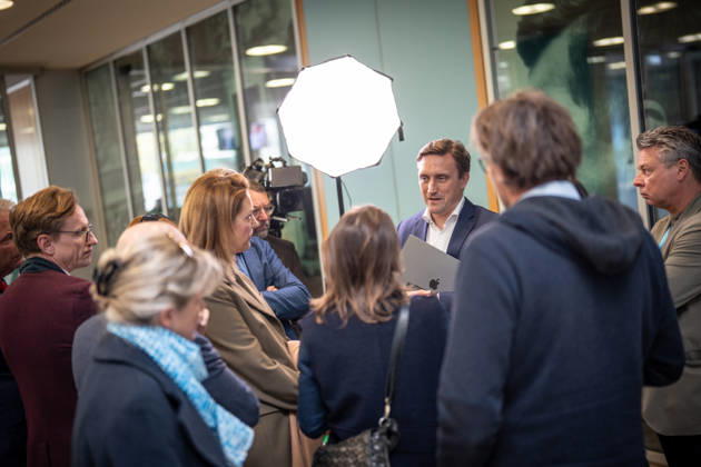 Sebastian Lechner, Landesvorsitzender CDU Niedersachsen, im Gespräch mit Journalisten im Konrad-Adenauer-Haus am Rande der Präsidiumsklausur;Präsidiumsklausurtagung der CDU Deutschlands in Berlin, Oktober 2026, Berlin Berlin Deutschland Konrad-Adenauer-Haus