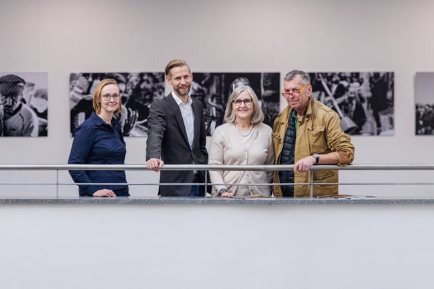 12.10.2026. Neuss. (l-r) Eva Rottstedt (Leiterin städtische Galerie), VHS-Direktor Lorenz Denks, die ehemalige Beigeordnete Dr. Christiane Zangs und Fotograf Andreas Woitschützke (WOI) auf der Pressekonferenz zur Fotoausstellung side by side von Andreas Woitschützke Neuss RomaNEum, VHS Nordrhein-Westfalen Deutschland