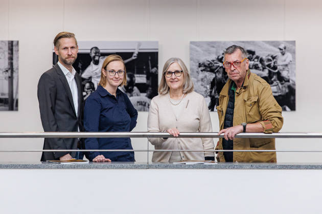 12.10.2026. Neuss. (l-r) VHS-Direktor Lorenz Denks, Eva Rottstedt (Leiterin städtische Galerie), die ehemalige Beigeordnete Dr. Christiane Zangs, und Fotograf Andreas Woitschützke (WOI) auf der Pressekonferenz zur Fotoausstellung side by side von Andreas Woitschützke Neuss RomaNEum, VHS Nordrhein-Westfalen Deutschland