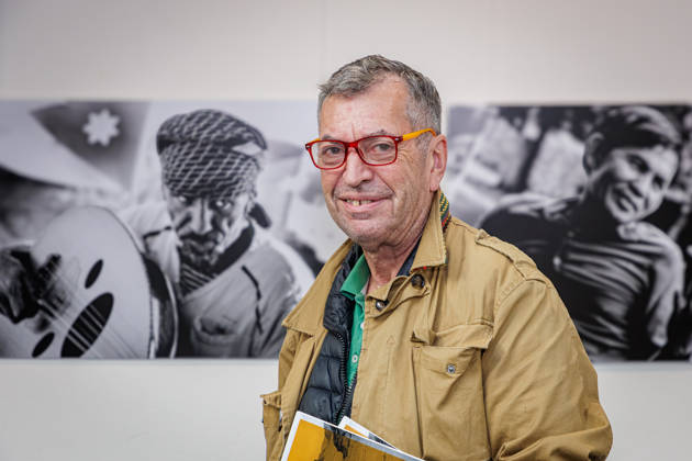 12.10.2026. Neuss. Fotograf Andreas Woitschützke (WOI) auf der Pressekonferenz zur Fotoausstellung side by side von Andreas Woitschützke Neuss RomaNEum, VHS Nordrhein-Westfalen Deutschland