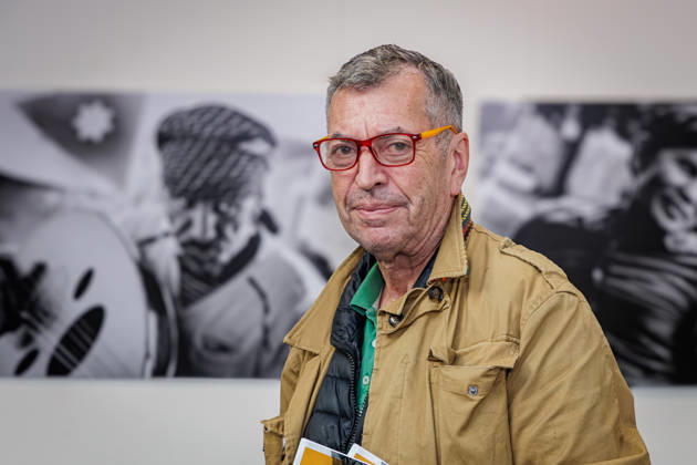 12.10.2026. Neuss. Fotograf Andreas Woitschützke (WOI) auf der Pressekonferenz zur Fotoausstellung side by side von Andreas Woitschützke Neuss RomaNEum, VHS Nordrhein-Westfalen Deutschland