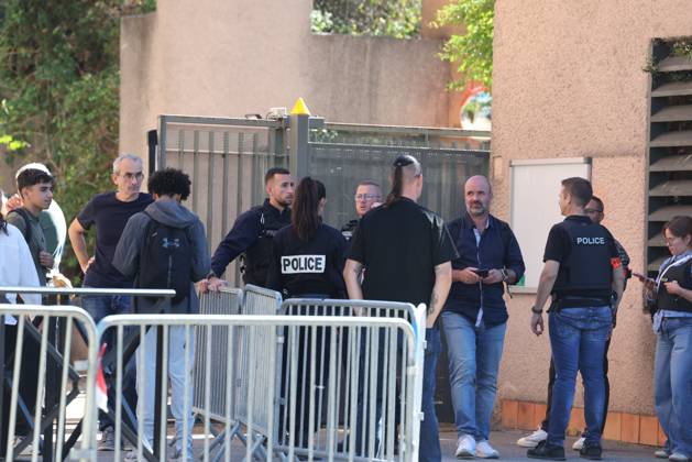 Shooting at Lakanal Middle School PHOTOPQR LA PROVENCE Stephane DUCLET Aubagne 12 10 2026 On Monday morning, the principal of Lakanal Middle School in Aubagne was On Monday morning, the principal of Lakanal Middle School in Aubagne was wounded in the leg after being shot. A 37-year-old teacher was also hit, while the alleged perpetrator, a 14-year-old middle school student, was arrested. Parents are coming to pick up their children. On October 12, 2026, the principal of a middle school in Aubagne, Bouches-du-Rhône, and a teacher were wounded by a shot fired from a hunting rifle by a student who had entered the school armed with a shotgun. Aubagne, Bouches-du-Rhône, France Copyright: xPHOTOPQR LAxPROVENCE MAXPPPxStephanexDUCLETx 20261012PVL0326 20261012PVL0326