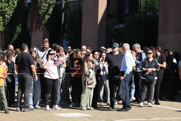 Shooting at Lakanal Middle School PHOTOPQR LA PROVENCE Stephane DUCLET Aubagne 12 10 2026 On Monday morning, the principal of Lakanal Middle School in Aubagne was On Monday morning, the principal of Lakanal Middle School in Aubagne was wounded in the leg after being shot. A 37-year-old teacher was also hit, while the alleged perpetrator, a 14-year-old middle school student, was arrested. Parents are coming to pick up their children. On October 12, 2026, the principal of a middle school in Aubagne, Bouches-du-Rhône, and a teacher were wounded by a shot fired from a hunting rifle by a student who had entered the school armed with a shotgun. Aubagne, Bouches-du-Rhône, France Copyright: xPHOTOPQR LAxPROVENCE MAXPPPxStephanexDUCLETx 20261012PVL0328 20261012PVL0328