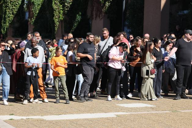 Shooting at Lakanal Middle School PHOTOPQR LA PROVENCE Stephane DUCLET Aubagne 12 10 2026 On Monday morning, the principal of Lakanal Middle School in Aubagne was On Monday morning, the principal of Lakanal Middle School in Aubagne was wounded in the leg after being shot. A 37-year-old teacher was also hit, while the alleged perpetrator, a 14-year-old middle school student, was arrested. Parents are coming to pick up their children. On October 12, 2026, the principal of a middle school in Aubagne, Bouches-du-Rhône, and a teacher were wounded by a shot fired from a hunting rifle by a student who had entered the school armed with a shotgun. Aubagne, Bouches-du-Rhône, France Copyright: xPHOTOPQR LAxPROVENCE MAXPPPxStephanexDUCLETx 20261012PVL0329 20261012PVL0329