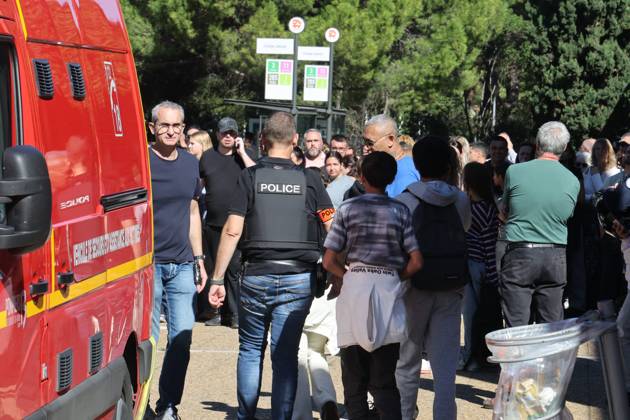 Shooting at Lakanal Middle School PHOTOPQR LA PROVENCE Stephane DUCLET Aubagne 12 10 2026 On Monday morning, the principal of Lakanal Middle School in Aubagne was On Monday morning, the principal of Lakanal Middle School in Aubagne was wounded in the leg after being shot. A 37-year-old teacher was also hit, while the alleged perpetrator, a 14-year-old middle school student, was arrested. Parents are coming to pick up their children. On October 12, 2026, the principal of a middle school in Aubagne, Bouches-du-Rhône, and a teacher were wounded by a shot fired from a hunting rifle by a student who had entered the school armed with a shotgun. Aubagne, Bouches-du-Rhône, France Copyright: xPHOTOPQR LAxPROVENCE MAXPPPxStephanexDUCLETx 20261012PVL0332 20261012PVL0332