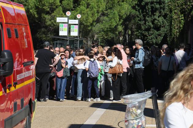 Shooting at Lakanal Middle School PHOTOPQR LA PROVENCE Stephane DUCLET Aubagne 12 10 2026 On Monday morning, the principal of Lakanal Middle School in Aubagne was On Monday morning, the principal of Lakanal Middle School in Aubagne was wounded in the leg after being shot. A 37-year-old teacher was also hit, while the alleged perpetrator, a 14-year-old middle school student, was arrested. Parents are coming to pick up their children. On October 12, 2026, the principal of a middle school in Aubagne, Bouches-du-Rhône, and a teacher were wounded by a shot fired from a hunting rifle by a student who had entered the school armed with a shotgun. Aubagne, Bouches-du-Rhône, France Copyright: xPHOTOPQR LAxPROVENCE MAXPPPxStephanexDUCLETx 20261012PVL0333 20261012PVL0333