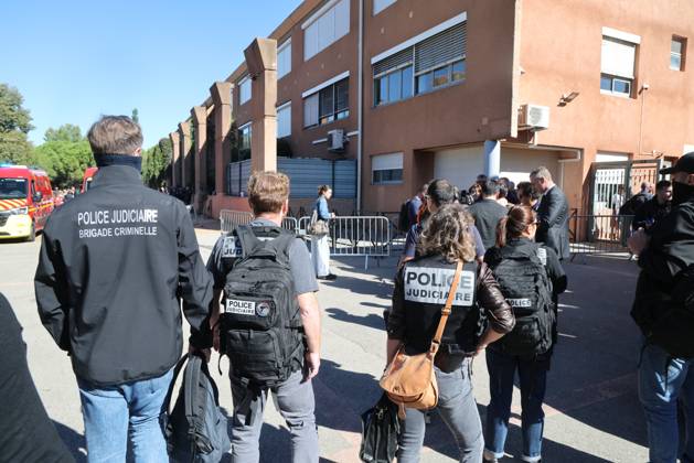 Shooting at Lakanal Middle School PHOTOPQR LA PROVENCE Stephane DUCLET Aubagne 12 10 2026 On Monday morning, the principal of Lakanal Middle School in Aubagne was On Monday morning, the principal of Lakanal Middle School in Aubagne was wounded in the leg after being shot. A 37-year-old teacher was also hit, while the alleged perpetrator, a 14-year-old middle school student, was arrested. Parents are coming to pick up their children. On October 12, 2026, the principal of a middle school in Aubagne, Bouches-du-Rhône, and a teacher were wounded by a shot fired from a hunting rifle by a student who had entered the school armed with a shotgun. Aubagne, Bouches-du-Rhône, France Copyright: xPHOTOPQR LAxPROVENCE MAXPPPxStephanexDUCLETx 20261012PVL0336 20261012PVL0336