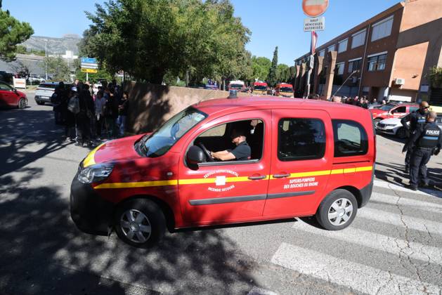 Shooting at Lakanal Middle School PHOTOPQR LA PROVENCE Stephane DUCLET Aubagne 12 10 2026 On Monday morning, the principal of Lakanal Middle School in Aubagne was On Monday morning, the principal of Lakanal Middle School in Aubagne was wounded in the leg after being shot. A 37-year-old teacher was also hit, while the alleged perpetrator, a 14-year-old middle school student, was arrested. Parents are coming to pick up their children. On October 12, 2026, the principal of a middle school in Aubagne, Bouches-du-Rhône, and a teacher were wounded by a shot fired from a hunting rifle by a student who had entered the school armed with a shotgun. Aubagne, Bouches-du-Rhône, France Copyright: xPHOTOPQR LAxPROVENCE MAXPPPxStephanexDUCLETx 20261012PVL0338 20261012PVL0338