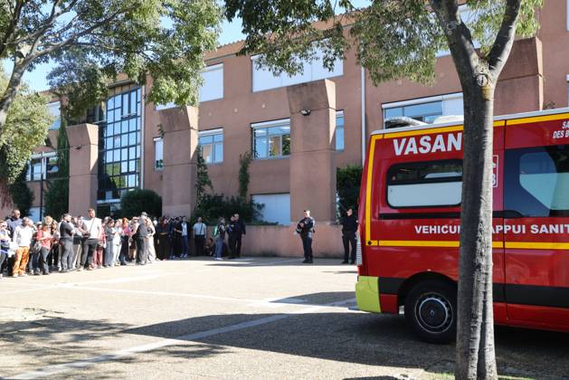Shooting at Lakanal Middle School PHOTOPQR LA PROVENCE Stephane DUCLET Aubagne 12 10 2026 On Monday morning, the principal of Lakanal Middle School in Aubagne was On Monday morning, the principal of Lakanal Middle School in Aubagne was wounded in the leg after being shot. A 37-year-old teacher was also hit, while the alleged perpetrator, a 14-year-old middle school student, was arrested. Parents are coming to pick up their children. On October 12, 2026, the principal of a middle school in Aubagne, Bouches-du-Rhône, and a teacher were wounded by a shot fired from a hunting rifle by a student who had entered the school armed with a shotgun. Aubagne, Bouches-du-Rhône, France Copyright: xPHOTOPQR LAxPROVENCE MAXPPPxStephanexDUCLETx 20261012PVL0342 20261012PVL0342
