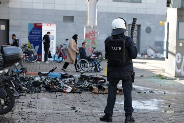 Police pictured during a riot outside the Gare du Midi-Zuid Station, in Brussels on Monday 12 October 2026, as a strike in the public services against the Federal Government s budgetary measures is organised by the trade unions.  NICOLASxMAETERLINCK 189546748