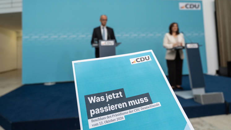 Bundeskanzler Friedrich Merz bei der Abschlusspressekonferenz, mit Franziska Hoppermann, Generalsekretärin;Präsidiumsklausurtagung der CDU Deutschlands in Berlin, Oktober 2026, Berlin Berlin Deutschland Konrad-Adenauer-Haus