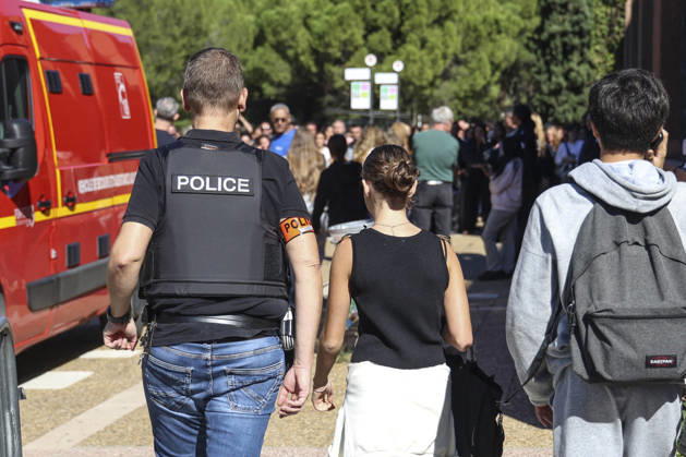 Parents Pick Up Their Child: Middle School Principal and Teacher Shot; 14-Year-Old Shooter Arrested at Joseph Lakanal Middle School in Aubagne, France, October 12, 2026 Meddah Bestimage Joseph Lakanal Middle School after a principal was injured by a 12-gauge hunting rifle shot and a teenager was arrested in Aubagne, southern France, on October 12, 2026. The principal was struck by a 12-gauge hunting rifle shot, the same source specified, adding that a member of the teaching staff was also struck. The victim’s life is not in danger. Aubagne, France  Copyright: xMeddahx xBestimagexMeddahx xBestimagex