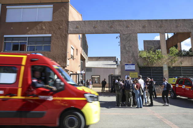 Fire trucks are dispatched. A middle school principal and a teacher were shot and wounded; the 14-year-old shooter was arrested at Joseph Lakanal Middle School in Aubagne, France, October 12, 2026 Meddah Bestimage Joseph Lakanal Middle School after a principal was injured by a shot from a hunting rifle and a teenager was arrested in Aubagne, southern France, on October 12, 2026. The principal was struck by a 12-gauge hunting rifle shot, the same source specified, adding that a member of the teaching staff was also struck. The victim’s life is not in danger. Aubagne, France  Copyright: xMeddahx xBestimagexMeddahx xBestimagex