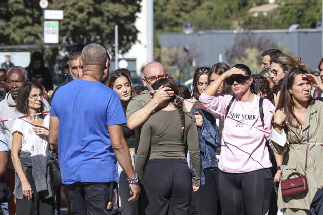 Parents Pick Up Their Child: Middle School Principal and Teacher Shot; 14-Year-Old Shooter Arrested at Joseph Lakanal Middle School in Aubagne, France, October 12, 2026 Meddah Bestimage Joseph Lakanal Middle School after a principal was injured by a shot from a hunting rifle and a teenager was arrested in Aubagne, southern France, on October 12, 2026. The principal was struck by a 12-gauge hunting rifle shot, the same source specified, adding that a member of the teaching staff was also struck. The victim’s life is not in danger. Aubagne, France  Copyright: xMeddahx xBestimagexMeddahx xBestimagex