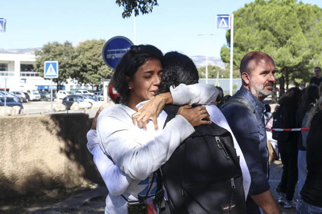 Parents Pick Up Their Child: Middle School Principal and Teacher Shot; 14-Year-Old Shooter Arrested at Joseph Lakanal Middle School in Aubagne, France, October 12, 2026 Meddah Bestimage Joseph Lakanal Middle School after a principal was injured by a shot from a hunting rifle and a teenager was arrested in Aubagne, southern France, on October 12, 2026. The principal was struck by a 12-gauge hunting rifle shot, the same source specified, adding that a member of the teaching staff was also struck. The victim’s life is not in danger. Aubagne, France  Copyright: xMeddahx xBestimagexMeddahx xBestimagex