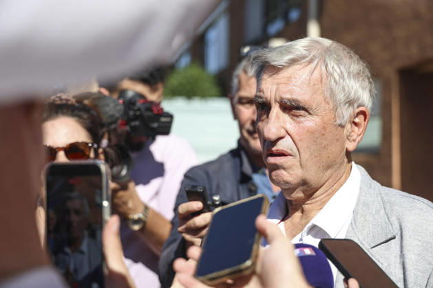 Statement by Jean Pierre Squillari, mayor of Aubagne: A middle school principal and a teacher were shot and wounded, and a 14-year-old shooter was arrested at Joseph Lakanal Middle School in Aubagne, France, October 12, 2026 Meddah Bestimage Joseph Lakanal Middle School after a principal was injured by a hunting rifle shot and a teenager was arrested in Aubagne, southern France, on October 12, 2026. The principal was struck by a 12-gauge hunting rifle shot, the same source specified, adding that a member of the teaching staff was also struck. The victim’s life is not in danger. Aubagne, France Copyright: xMeddahx xBestimagexMeddahx xBestimagex