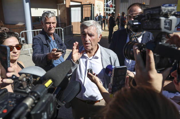 Statement by Jean Pierre Squillari, mayor of Aubagne: A middle school principal and a teacher were shot and wounded, and a 14-year-old shooter was arrested at Joseph Lakanal Middle School in Aubagne, France, October 12, 2026 Meddah Bestimage Joseph Lakanal Middle School after a principal was injured by a hunting rifle shot and a teenager was arrested in Aubagne, southern France, on October 12, 2026. The principal was struck by a 12-gauge hunting rifle shot, the same source specified, adding that a member of the teaching staff was also struck. The victim’s life is not in danger. Aubagne, France Copyright: xMeddahx xBestimagexMeddahx xBestimagex